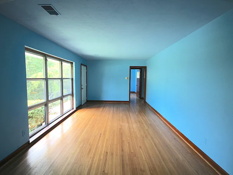 1501 Akins Dr — Photo 2
