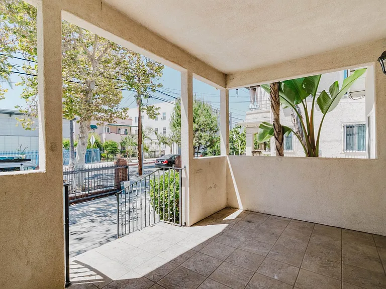 1626 N Alexandria Ave — Photo 5