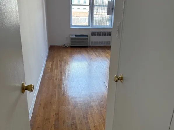 320 West 30th Street image 11 of 17