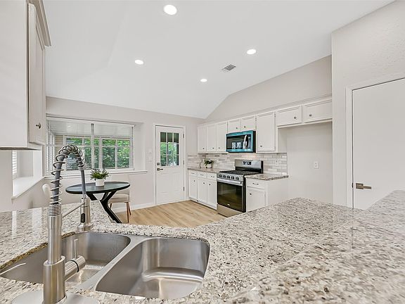 3rd image of 3236 Lee Cir