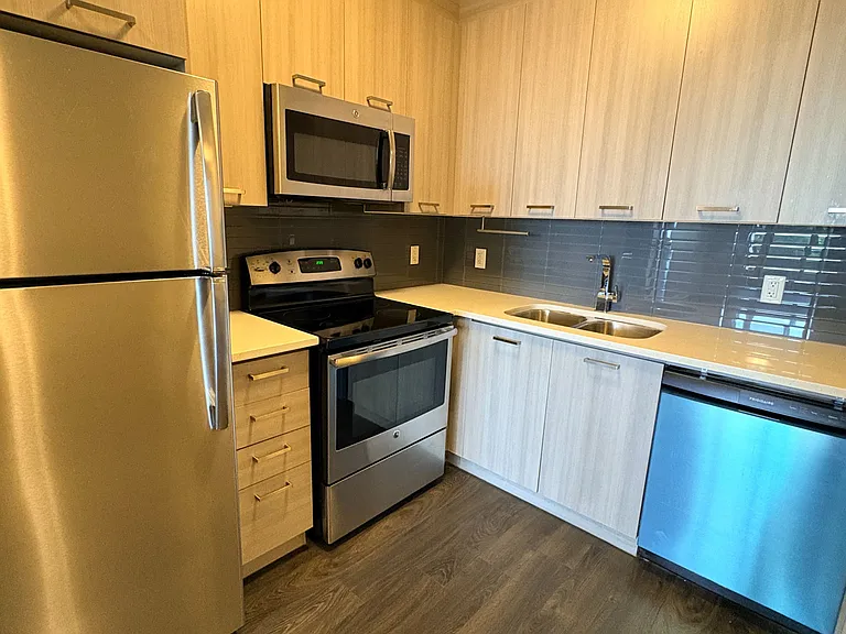 150 Main St W #504 — Photo 16