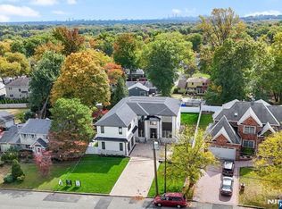 156 Stuart St, Paramus, NJ 07652