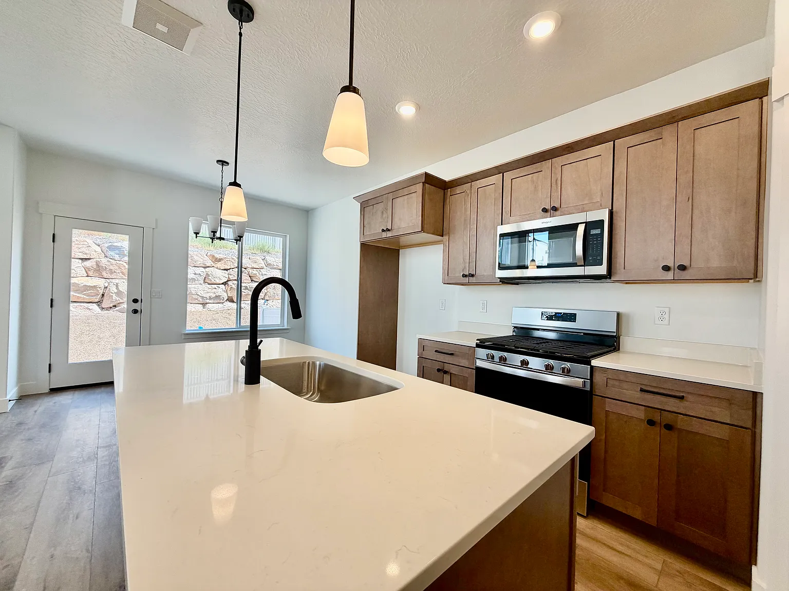 4 bed, 3.5 bath, 2321 sqft, $2,500 — Photo 3