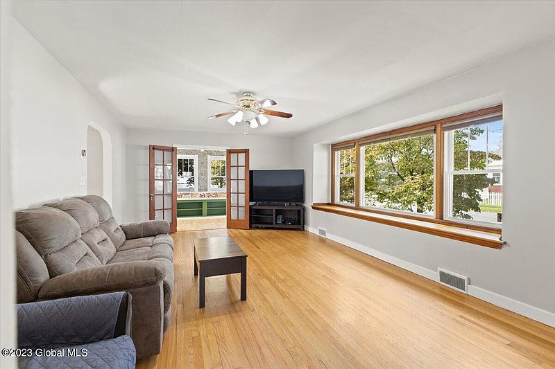 5th image of 106 Swan Street