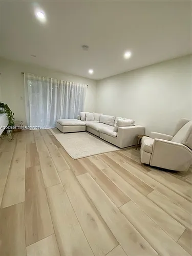 1200 Tallwood Ave #302 Photo 1