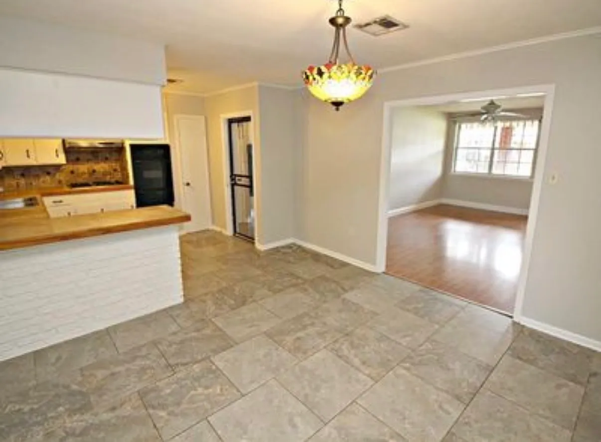 4 bed, 3.5 bath, 2070 sqft, $2,400 — Photo 2