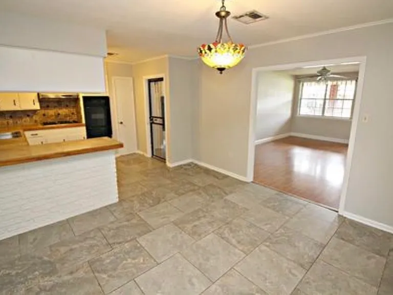 107 Tinsley Dr — Photo 2