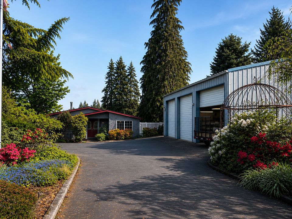 The beautiful driveway/entrance to the property.
