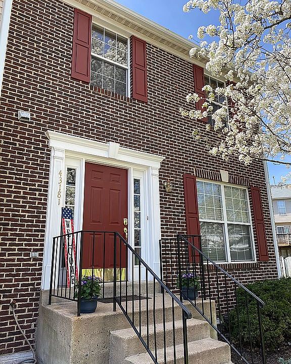 Brick end unit townhome