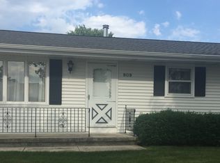 909 S 41st St, Manitowoc, WI 54220