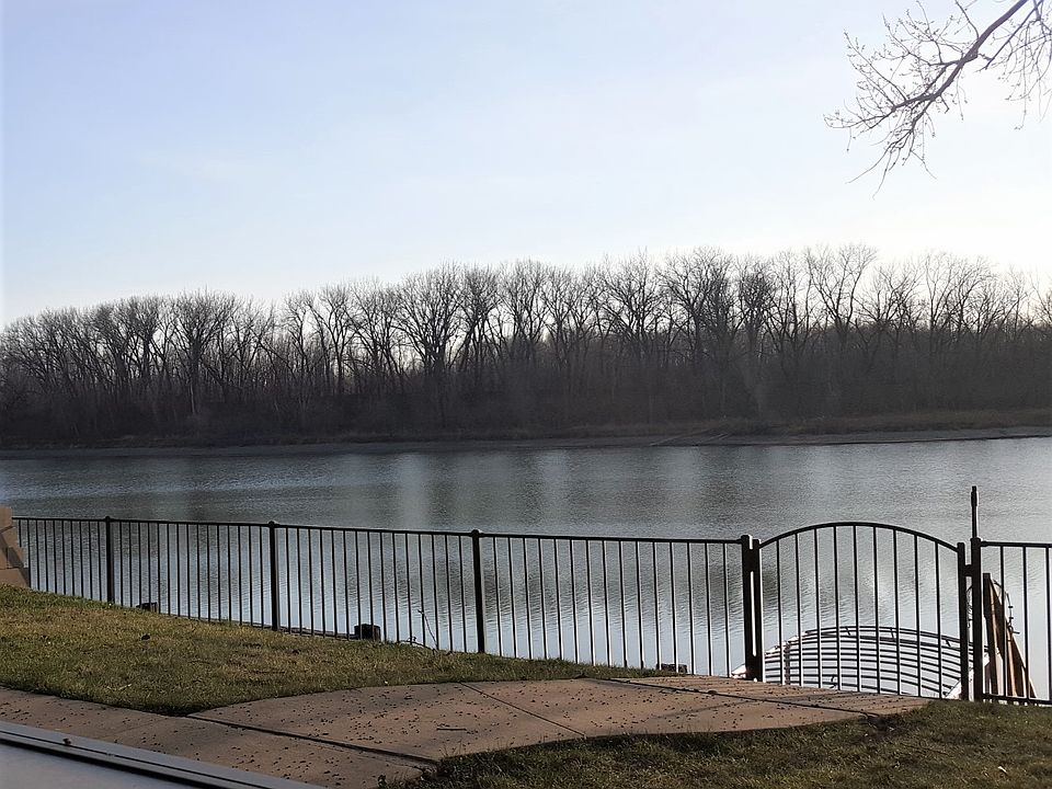 1st image of 315 Lakeshore Dr