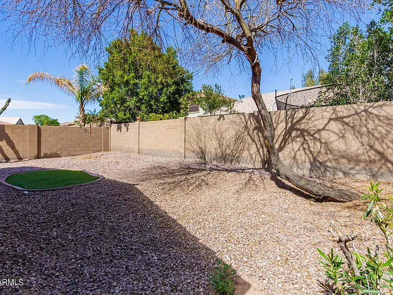 641 S 153rd Ln — Photo 8