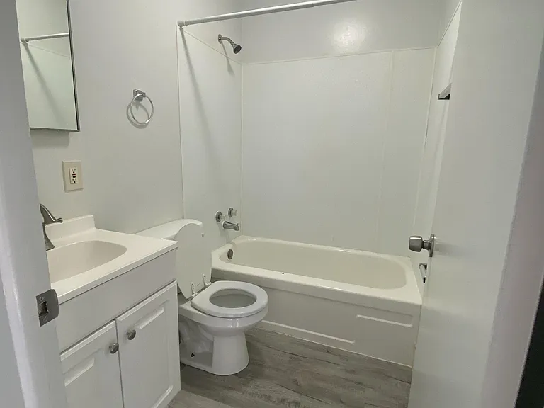 1070 McKinley Ave — Photo 16