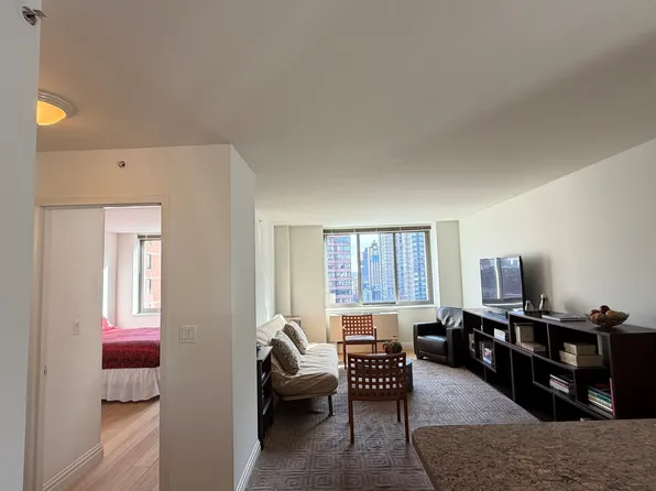 1500 Lexington Avenue image 1 of 22