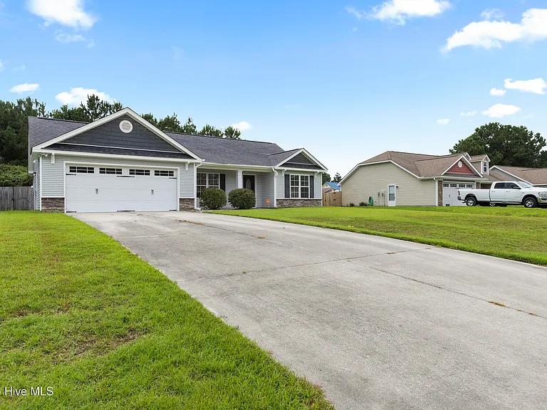 216 Jasmine Ln — Photo 3
