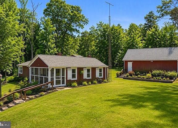 2nd image of 6 Spruce Ln