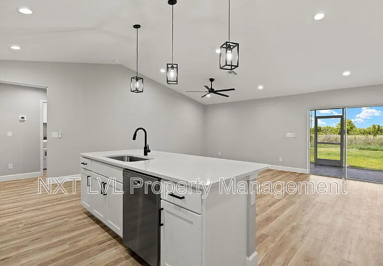 213 NW 5th St — Photo 7