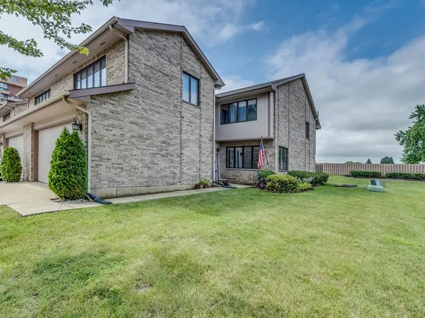318 S Dominion Dr, Wood Dale, IL 60191