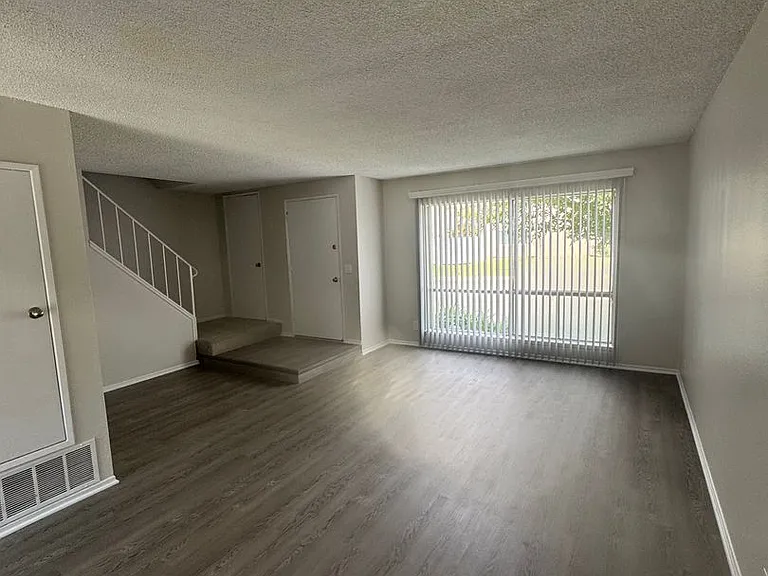 1236 Devonshire Ln — Photo 2