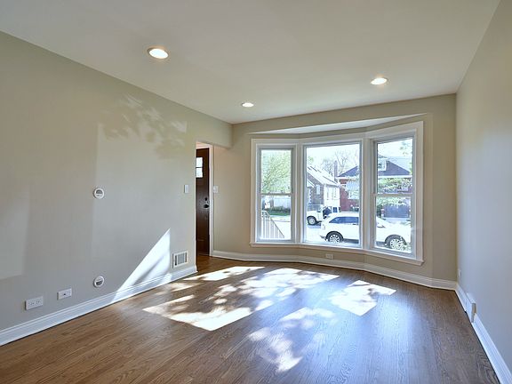 3rd image of 4584 N Merrimac Ave