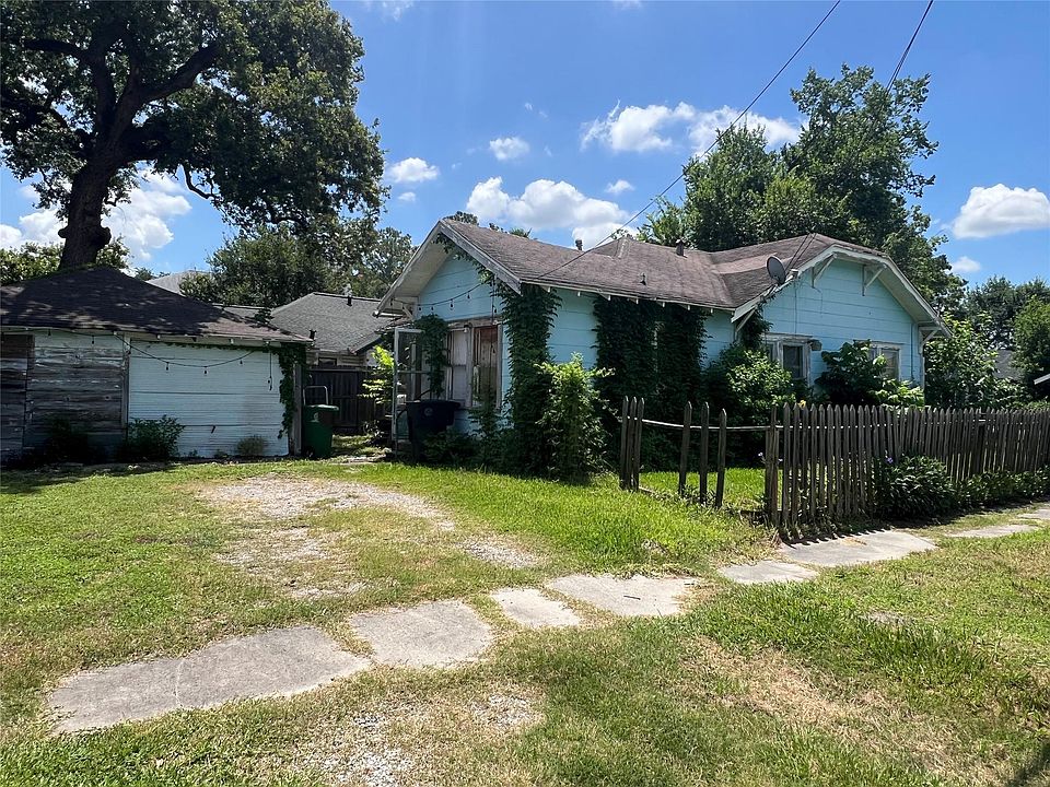 2nd image of 701 E 11th 1/2 St