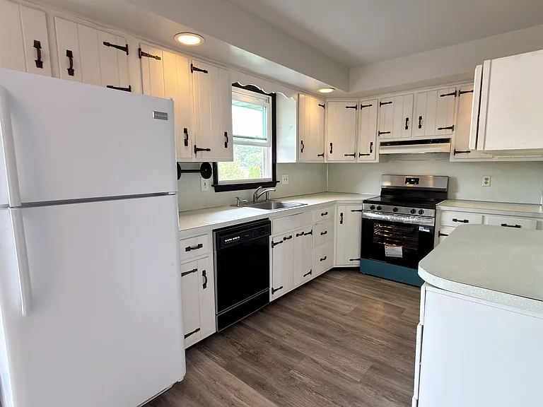 1015 E Hamilton St — Photo 14