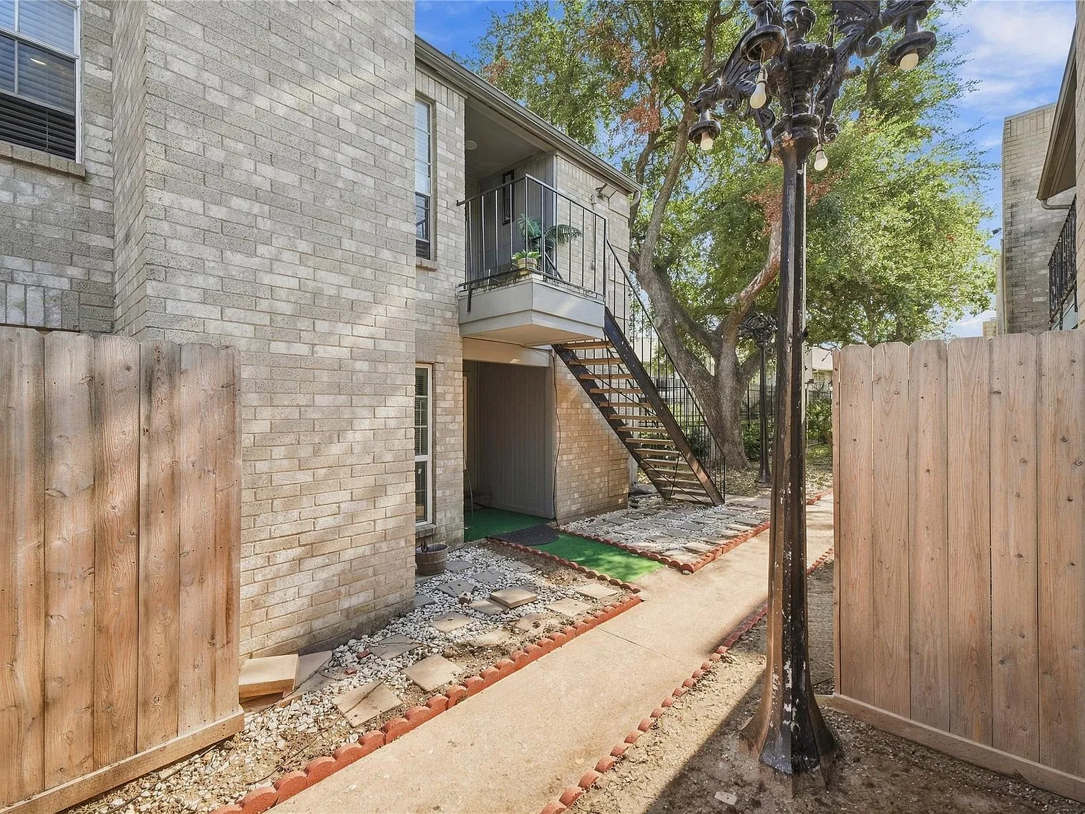 2 bed, 2.0 bath, 1152 sqft, $1,400 — Photo 2