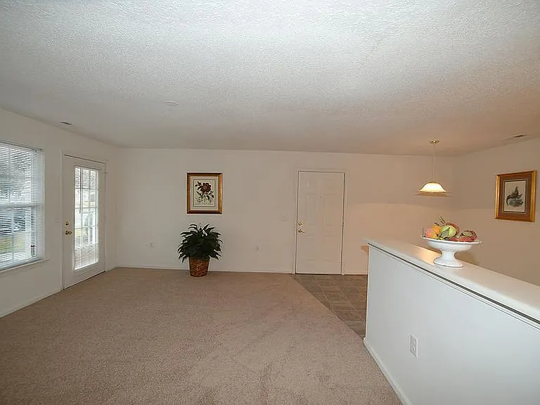 Taylor Pointe Apartments — Photo 16