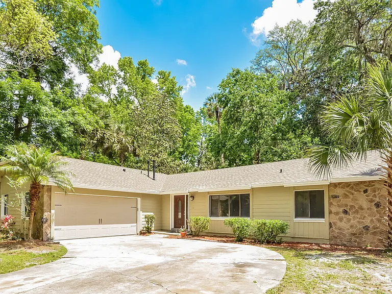 241 Holiday Ln — Photo 1
