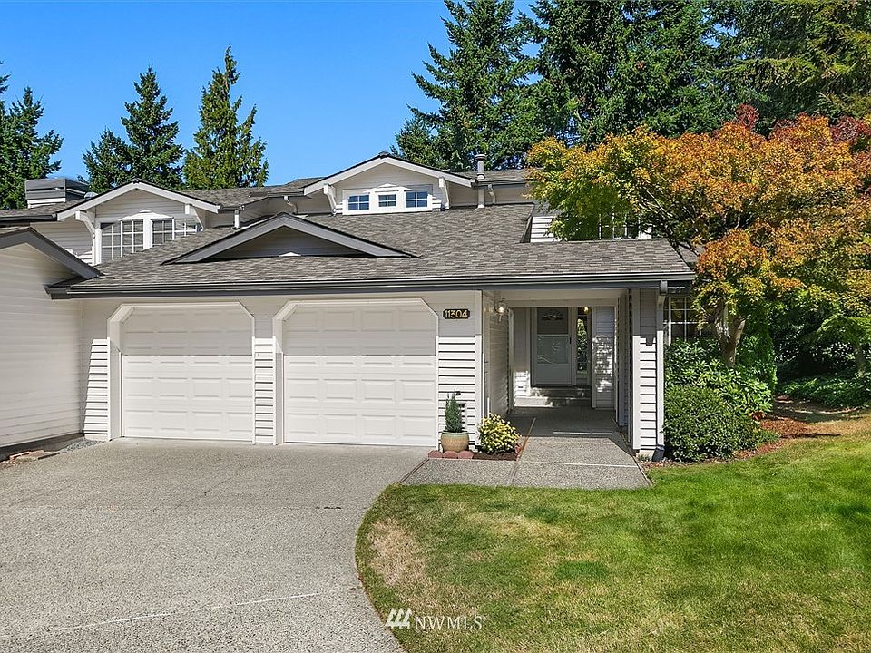 Welcoming front entry leads to this cozy 2 bedroom townhome.