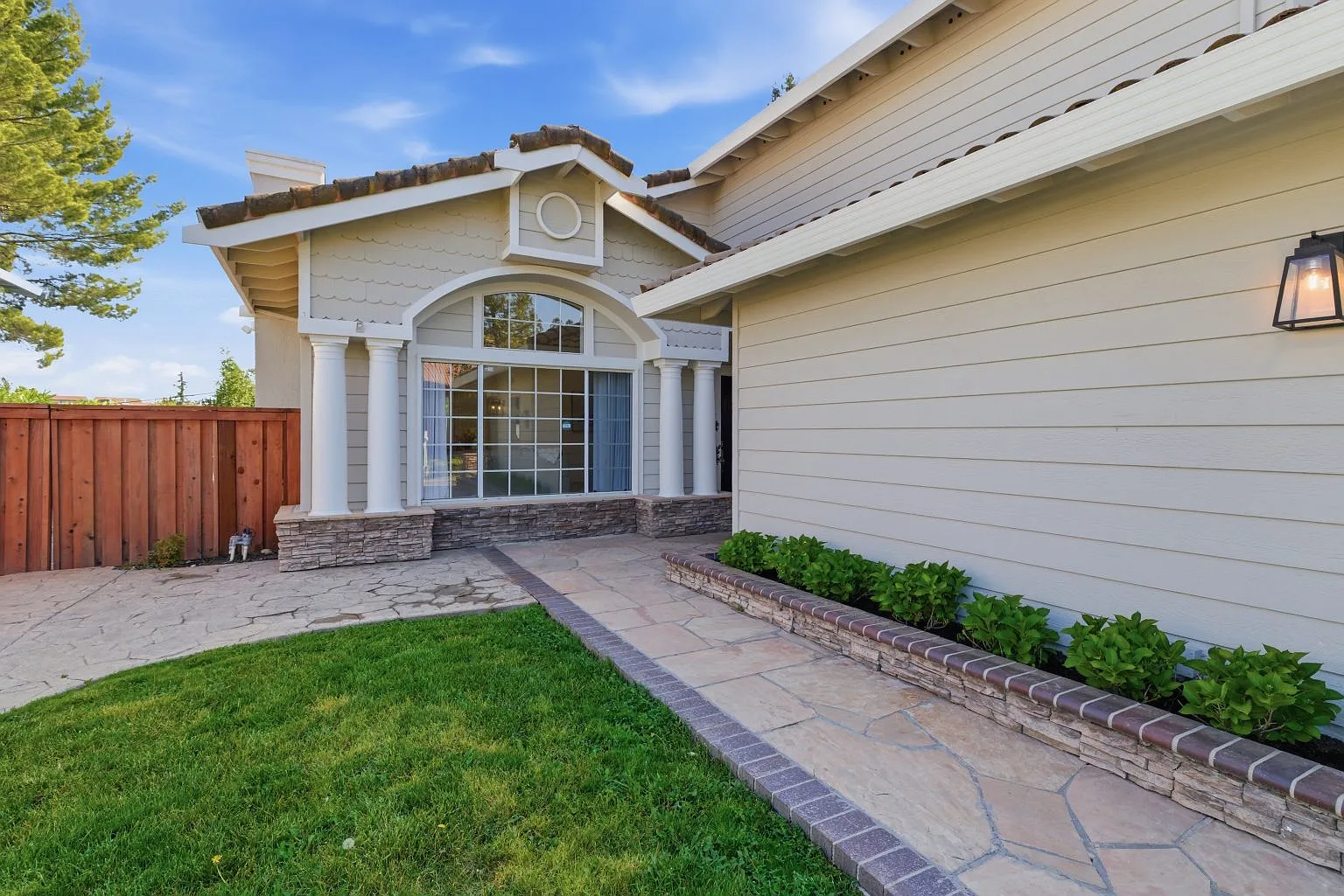 4 bed, 3237 sqft, $6,400 — Photo 3
