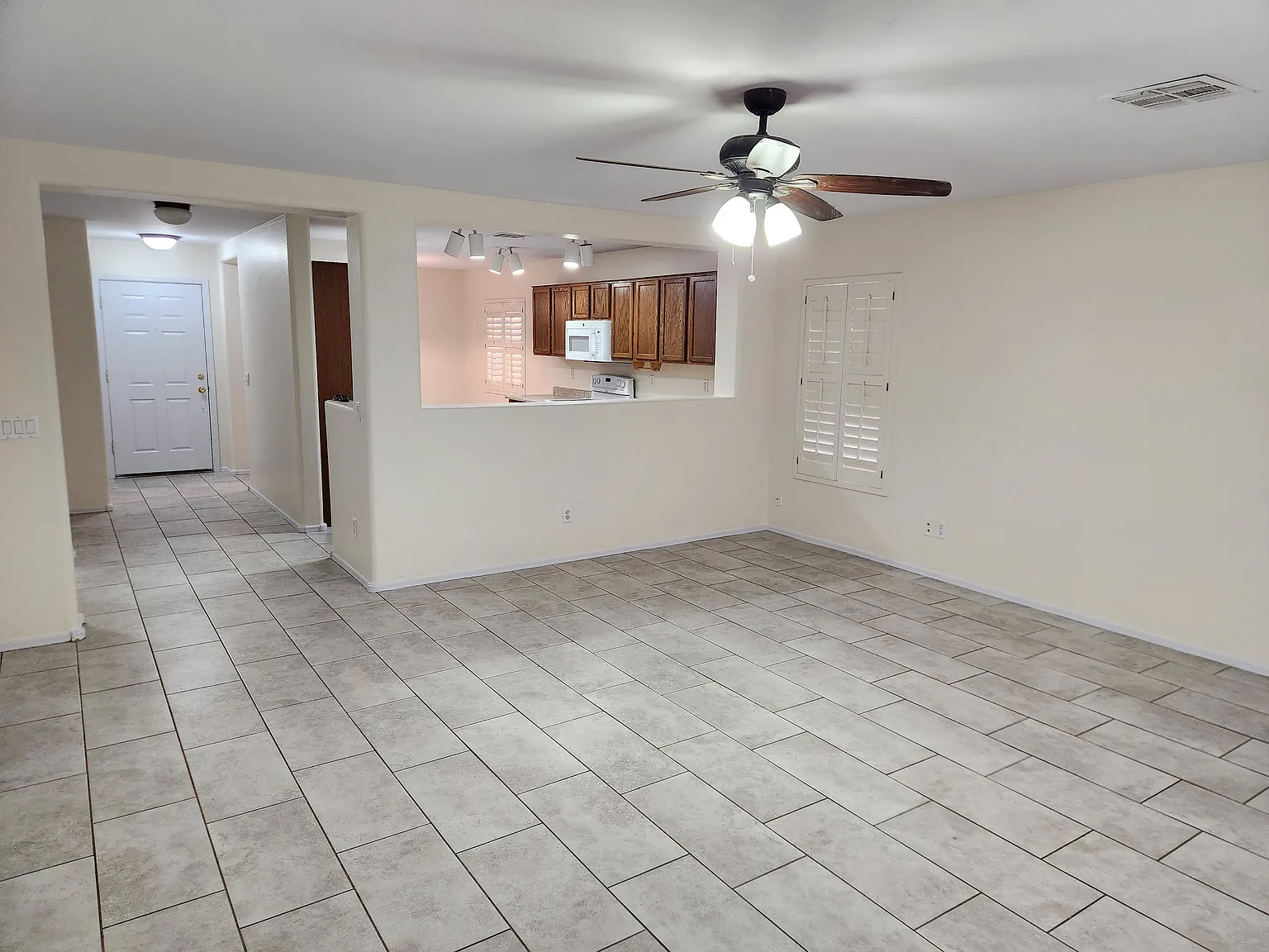 3 bed, 1424 sqft, $1,695 — Photo 2