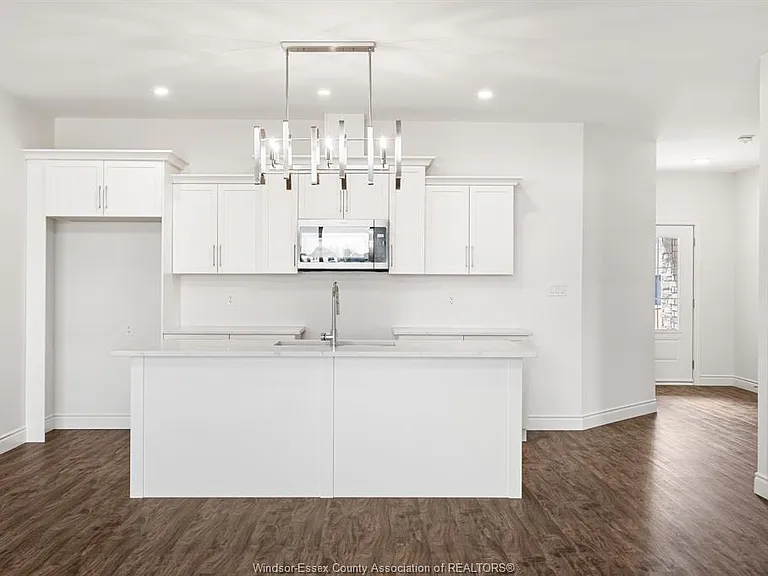 210 McLellan Ave — Photo 4