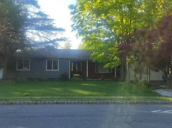 45 Hidden Lake Dr, North Brunswick, NJ 08902