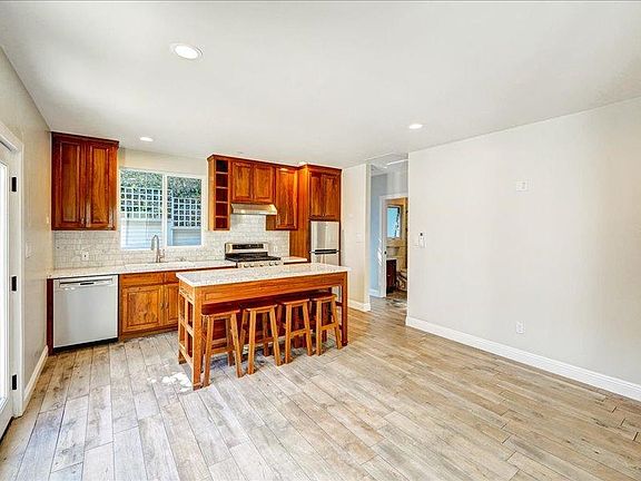 2nd image of 1723 Pier Ave