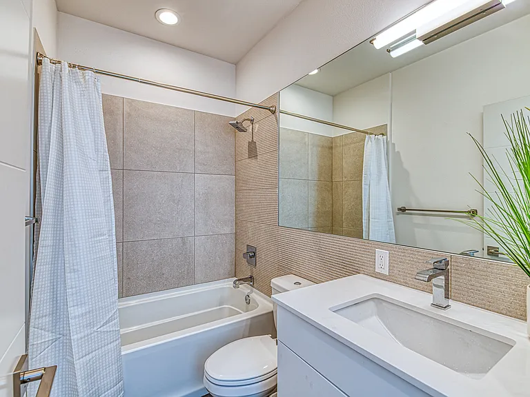 1213 E James Ct — Photo 6