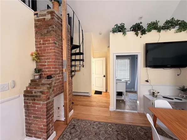25 Marsh St, Newport, RI 02840