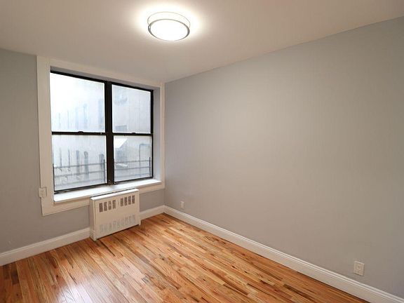 3rd image of 950 Bronx Park S