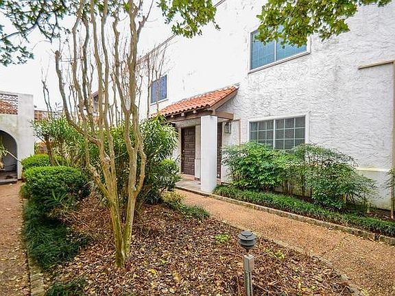3rd image of 2744 Briarhurst Dr APT 26