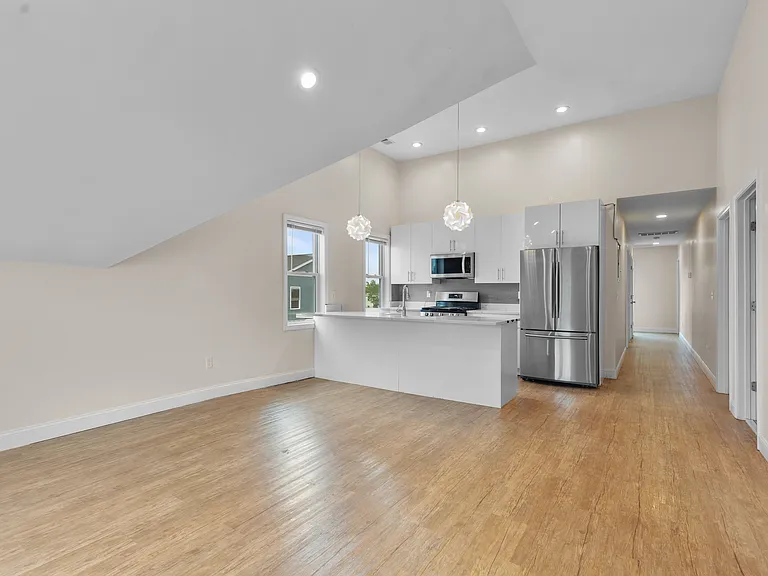 31 Penn St #D — Photo 2