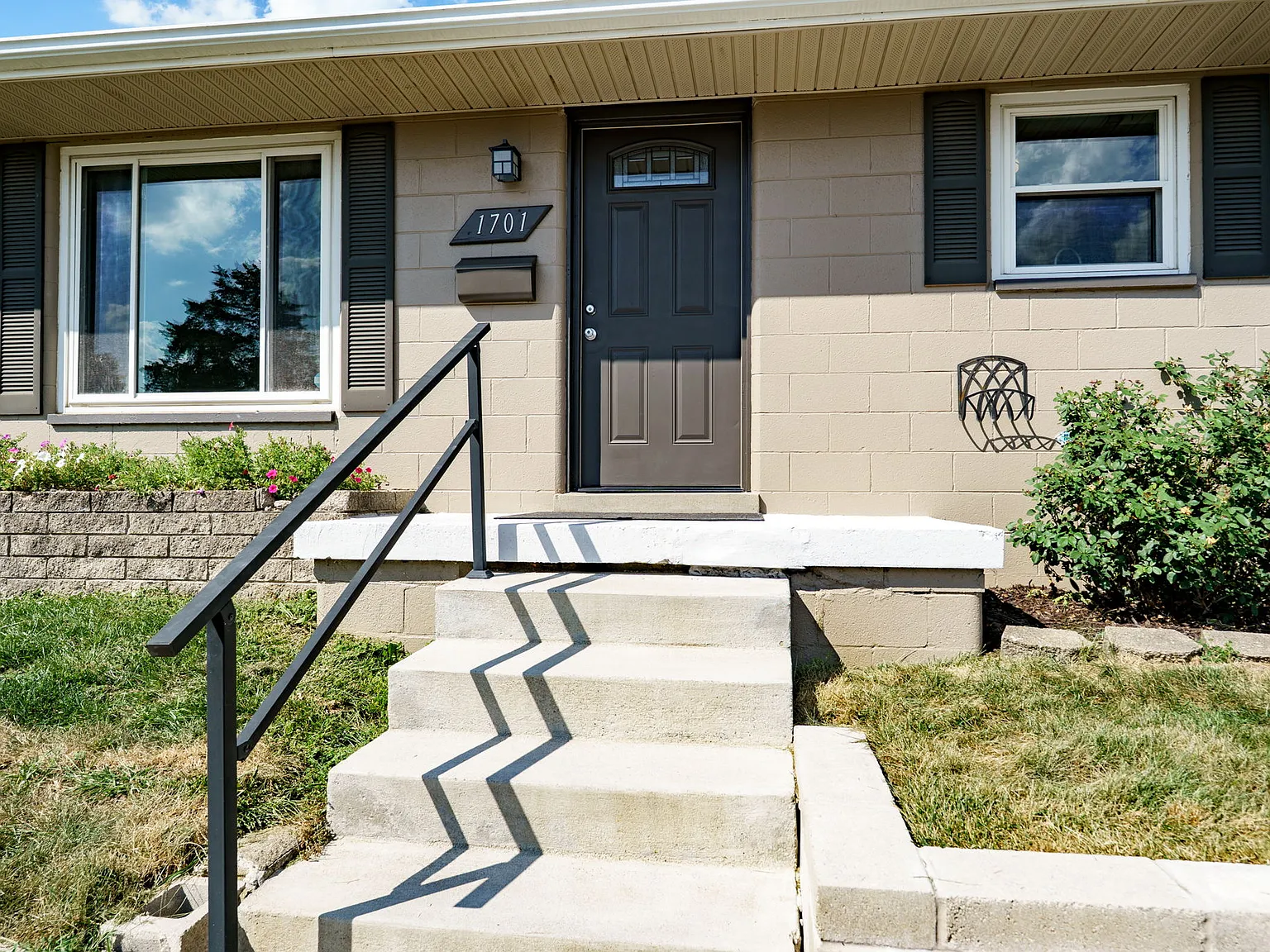 4 bed, 1.5 bath, 1250 sqft, $1,950 — Photo 2