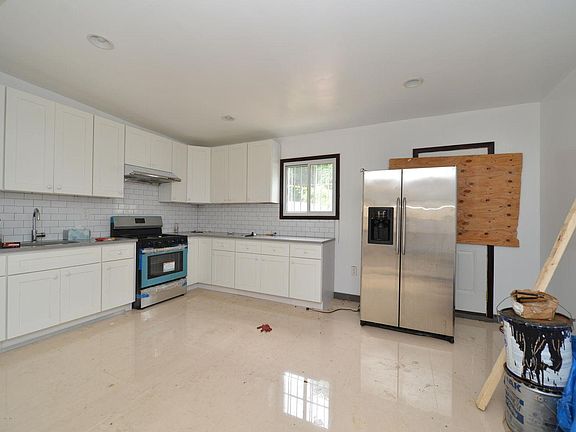 5th image of 190 Targee St