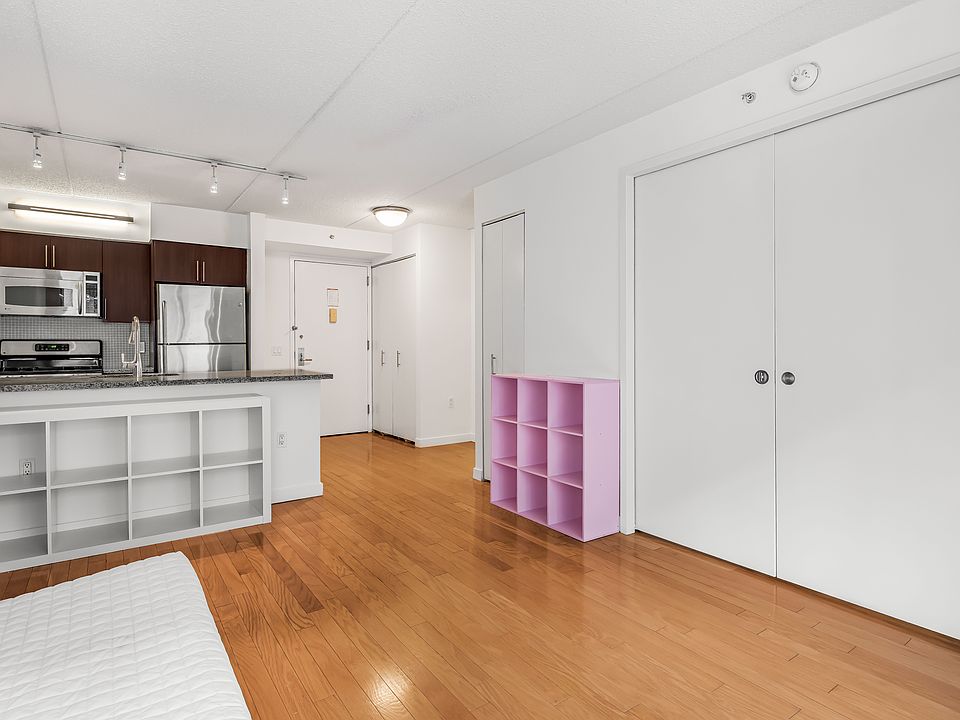 1st image of 555 W 23rd St APT S6n