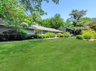 100 Mimosa Dr, Roslyn, NY 11576