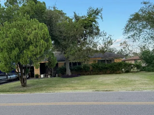 308 Edgewater St, Clute, TX 77531