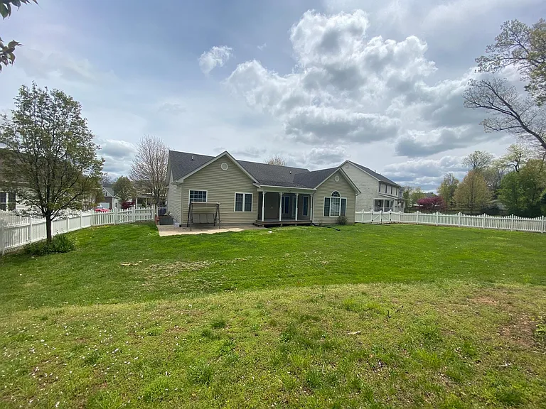 108 Travis Ct — Photo 20