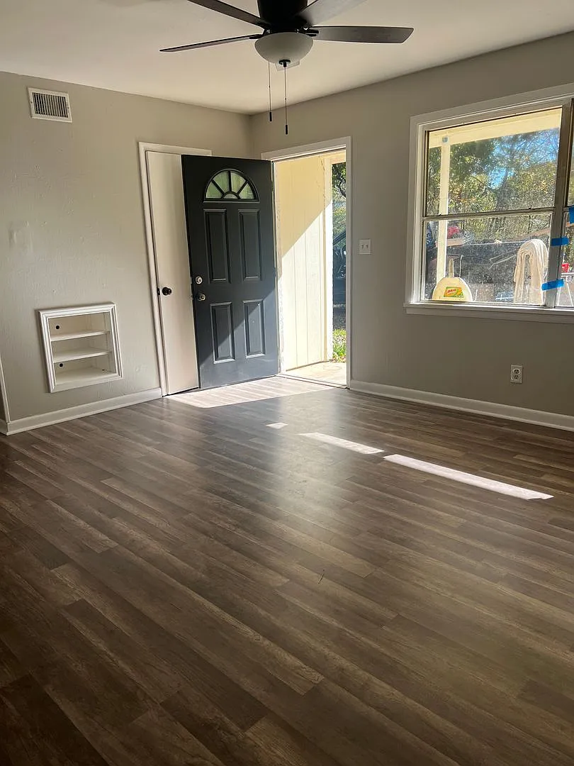 This Just In! Short Term Lease! Great Neighborhood! — Photo 1