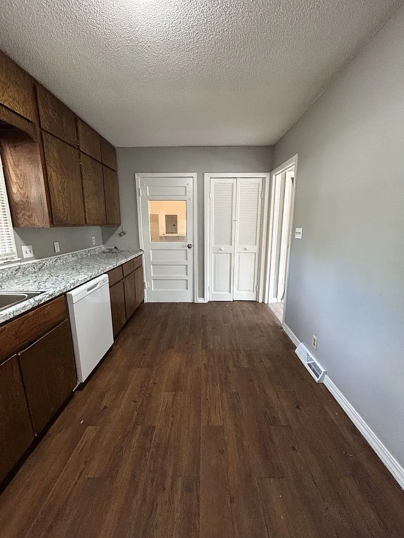 Coming Soon!! 3 Bedroom/ 1 Bathroom House — Photo 4