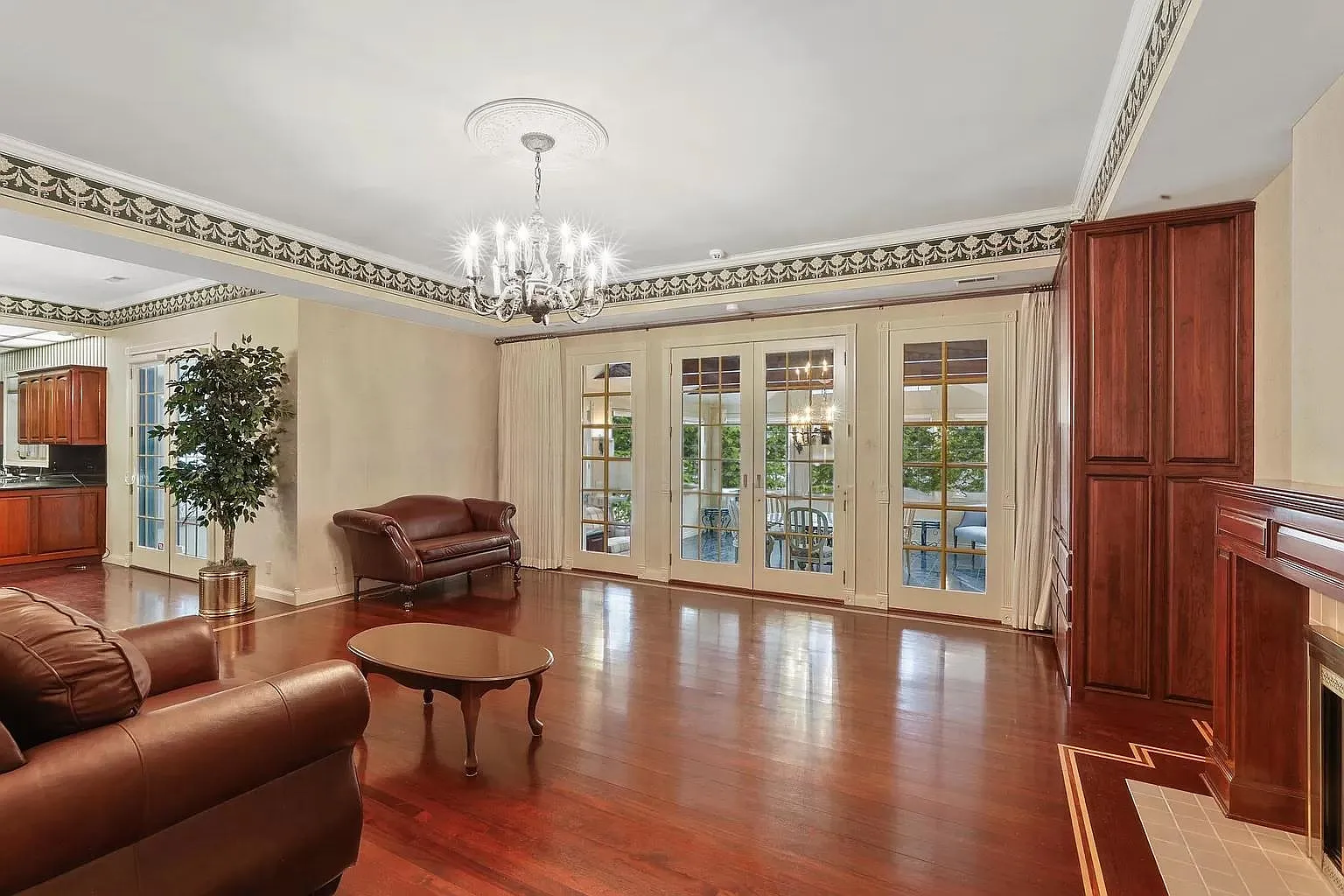 4 bed, 7873 sqft, $5,990 — Photo 4