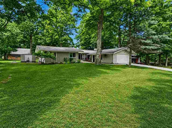 12593 Fern Pl, Charlevoix, MI 49720